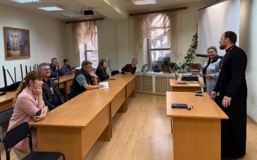 В Снежной долине началась смена православного лагеря Родник. Дети и вожатые собрались на молебен в часовне святой великомученицы Варвары, получив б...