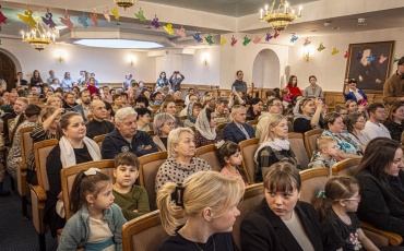 11 января 2026 года в актовом зале Свято-Троицкого кафедрального собора прошёл рождественский концерт воскресной школы театральная постановка, стих...