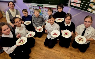 8 декабря в рамках областных Рождественских чтений прошёл мастер-класс по росписи имбирных пряников для учащихся школы  72. Дети освоили основы руч...