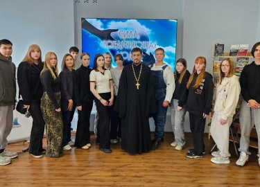 7 октября 2025 года в Магаданской областной юношеской библиотеке прошла встреча руководителя миссионерского отдела Магаданской епархии, иерея Дании...