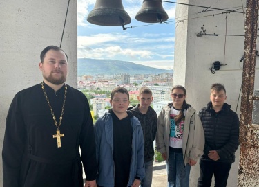 В Свято-Троицком кафедральном соборе прошла увлекательная экскурсия для учеников английской гимназии Магадана. Ребята узнали об истории и архитекту...